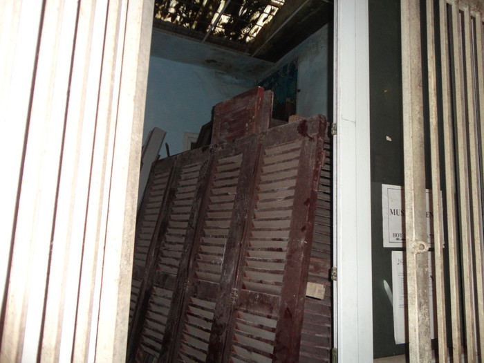 Toàn bộ cửa gỗ còn tốt đã được nhà trường thay mới toàn bộ. Ảnh: Vũ Phương.