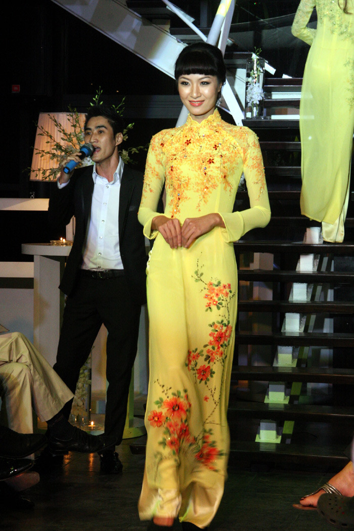 Một số hình ảnh trình diễn áo dài của người mẫu Venus miền Bắc.