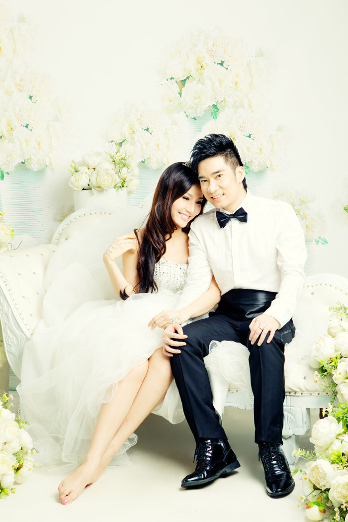 Quang Hà giải thích lý do mình chọn ca khúc Ngỡ của nhạc sĩ trẻ Khắc Việt làm chủ đề cho CD này: “Khi đang sống trong hạnh phúc của tình yêu, ít ai nghĩ rằng sẽ có lúc tình yêu vụt mất đột ngột. Tất cả chỉ còn là sự ngỡ ngàng, nuối tiếc …”