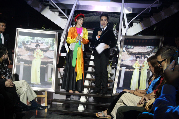 Trước đó, công ty Venus – đơn vị tổ chức đêm diễn từ thiện cũng đấu giá thành công 2 bức ảnh chụp áo dài của người mẫu Andre Aybar và Siêu mẫu ảnh Châu Á Huyền My.