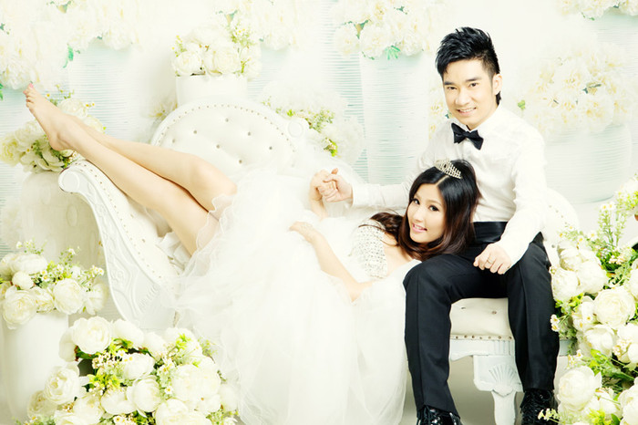 CD Ngỡ, tập hợp 11 ca khúc mới, viết về những mối tình không trọn vẹn. Quang Hà đã mượn lời của các nhạc sĩ: Vũ Quốc Việt, Khắc Việt,Đức Thịnh, Phạm Thanh Hà, Mạnh Quân… để nói lên sự nuối tiếc tình yêu đã vụt mất, khát khao về một tình yêu có thật, hiện hữu.