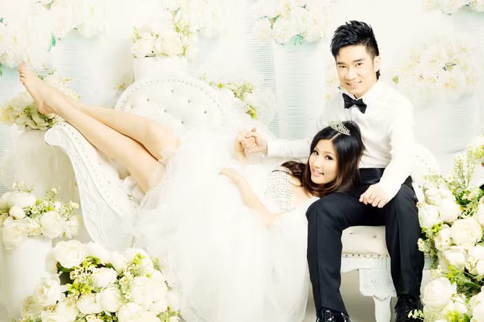 CD Ngỡ, tập hợp 11 ca khúc mới, viết về những mối tình không trọn vẹn. Quang Hà đã mượn lời của các nhạc sĩ: Vũ Quốc Việt, Khắc Việt,Đức Thịnh, Phạm Thanh Hà, Mạnh Quân… để nói lên sự nuối tiếc tình yêu đã vụt mất, khát khao về một tình yêu có thật, hiện hữu.