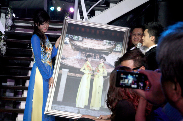 Một bức ảnh khác chụp Andre Aybar và Huyền My được một vị mạnh thường quân đấu giá thành công 22 triệu đồng,