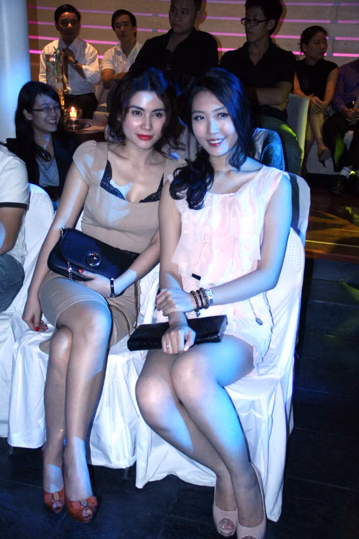 Diễn viên Quỳnh Hoa (trái) và Á hậu Thùy Trang. Á hậu Thùy Trang là một trong những khách mời của đêm từ thiện.