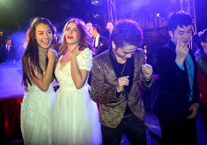 Cặp đôi dính với nhau như hình với bóng. Cặp đôi dính với nhau như hình với bóng.