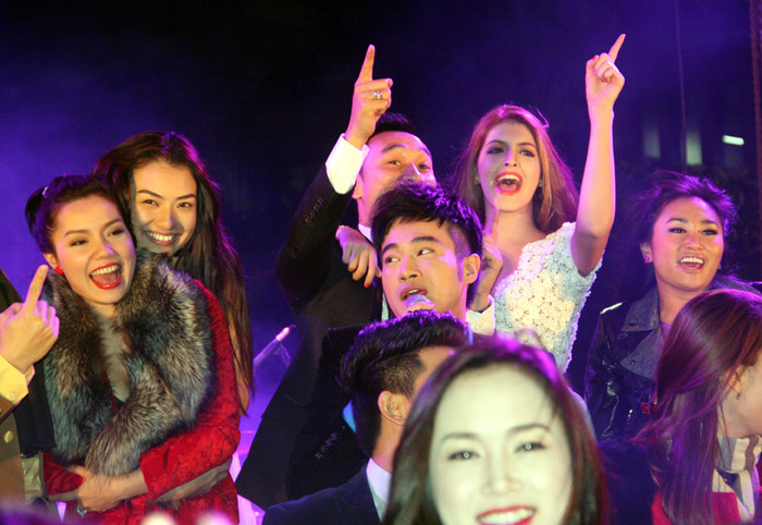 Andrea khoác vai Thành Trung, Hồng Quế ôm chặt Ngọc Anh. Andrea khoác vai Thành Trung, Hồng Quế ôm chặt Ngọc Anh.