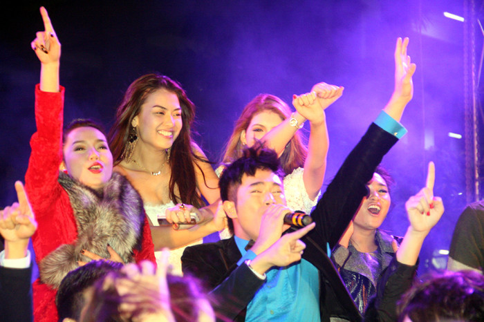 Ngọc Anh, Hồng Quế, Andrea, Nhật Thu nhảy hết mình. Ngọc Anh, Hồng Quế, Andrea, Nhật Thu nhảy hết mình.