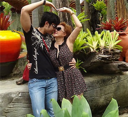 Hoàng Việt và người tình lệch tuổi khoe những hình ảnh tình tứ trên báo chí. Hoàng Việt và người tình lệch tuổi khoe những hình ảnh tình tứ trên báo chí.