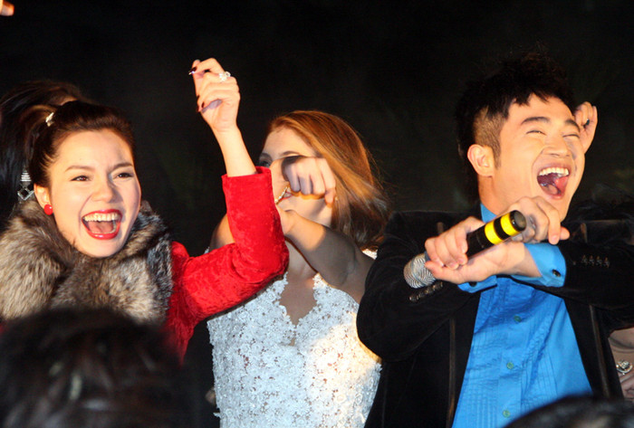 Bài hát được ca sỹ Minh Quân đề xướng và đông đảo các nghệ sỹ khác nhiệt tình ủng hộ. Bài hát được ca sỹ Minh Quân đề xướng và đông đảo các nghệ sỹ khác nhiệt tình ủng hộ.