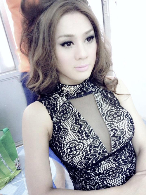 Chuẩn bị cho single tiếp theo sắp ra mắt, nghệ sĩ chuyển giới tiếp tục gửi đến người hâm mộ những hình ảnh gợi cảm. Chuẩn bị cho single tiếp theo sắp ra mắt, nghệ sĩ chuyển giới tiếp tục gửi đến người hâm mộ những hình ảnh gợi cảm.