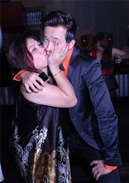 Trấn Thành bị Siu 'cưỡng hôn' - trông mặt anh chàng rất...thê thảm. Trấn Thành bị Siu 'cưỡng hôn' - trông mặt anh chàng rất...thê thảm.