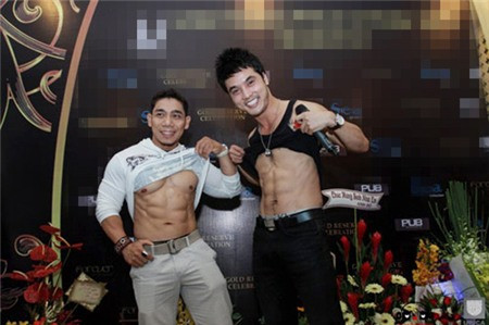 Ưng Hoàng Phúc, Phạm Văn Mách khoe cơ bụng trước ống kính. Ưng Hoàng Phúc, Phạm Văn Mách khoe cơ bụng trước ống kính.