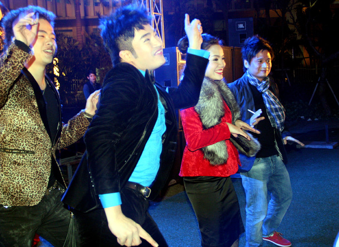 Minh Quân thể hiện tài nhảy múa của mình. Minh Quân thể hiện tài nhảy múa của mình.