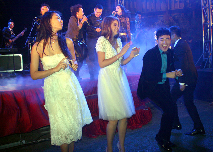 Dù trời lạnh nhưng 2 chân dài Andrea, Hồng Quế vẫn ăn mặc mong manh. Dù trời lạnh nhưng 2 chân dài Andrea, Hồng Quế vẫn ăn mặc mong manh.