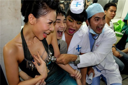 Vui đùa quá trớn trước máy ảnh. Vui đùa quá trớn trước máy ảnh.