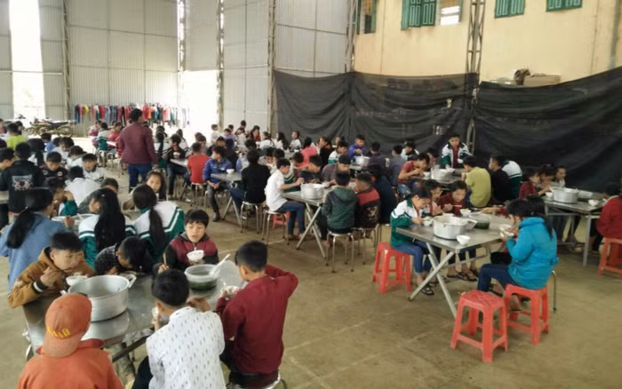 Học sinh đã không còn phải ăn măng cay, cơm trắng thay vào đó là những bữa cơm có cá, có thịt (Ảnh:V.N)