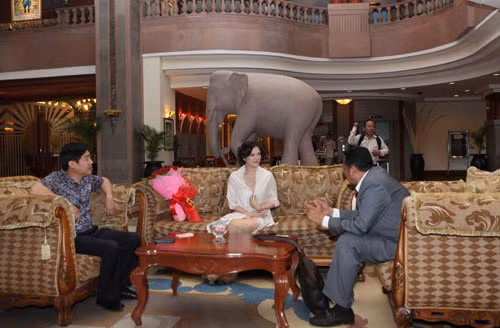 Lý Nhã Kỳ đã được các lãnh đạo của Cam Pu Chia đón tiếp nồng hậu. Đặc biệt, có sự xuất hiện của ngài Tekreth Samrach Quốc Vụ Khanh phụ trách giao thông kiêm chủ tịch hội đồng quản trị Angkor Air. Lý Nhã Kỳ đã được các lãnh đạo của Cam Pu Chia đón tiếp nồng hậu. Đặc biệt, có sự xuất hiện của ngài Tekreth Samrach Quốc Vụ Khanh phụ trách giao thông kiêm chủ tịch hội đồng quản trị Angkor Air.