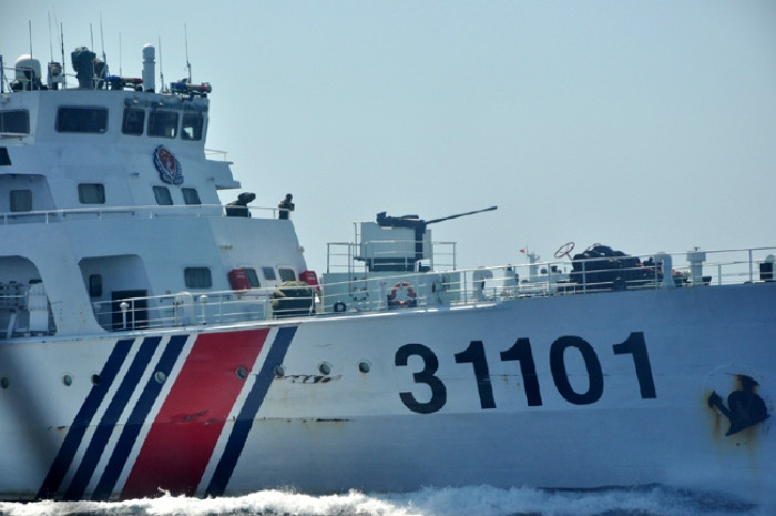 Các họng súng trên tàu hải cảnh Trung Quốc luôn trong tư thế dỡ bạt che phủ, chĩa về phía tàu Việt Nam. Các họng súng trên tàu hải cảnh Trung Quốc luôn trong tư thế dỡ bạt che phủ, chĩa về phía tàu Việt Nam.