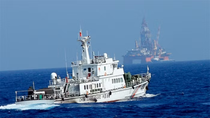 Ban đêm, các tàu quân sự này đã tắt đèn, thả trôi gây nguy hiểm cho các tàu của Việt Nam. Ảnh Tuổi Trẻ