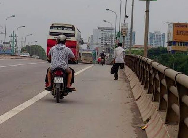 Sau thời gian hoạt động tại đường Nam Thăng Long, mới đây người đàn ông này đã chuyển vào trung tâm Hà Nội để "tác nghiệp" Sau thời gian hoạt động tại đường Nam Thăng Long, mới đây người đàn ông này đã chuyển vào trung tâm Hà Nội để "tác nghiệp"