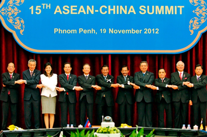 Ngày 19/11/2012, Lãnh đạo các nước ASEAN và Trung Quốc đã nhất trí thông qua một Tuyên bố chung của Hội nghị kỷ niệm 10 năm Tuyên bố về Ứng xử của các bên ở Biển Đông (DOC). Ảnh: VGP/Nhật Bắc Ngày 19/11/2012, Lãnh đạo các nước ASEAN và Trung Quốc đã nhất trí thông qua một Tuyên bố chung của Hội nghị kỷ niệm 10 năm Tuyên bố về Ứng xử của các bên ở Biển Đông (DOC). Ảnh: VGP/Nhật Bắc