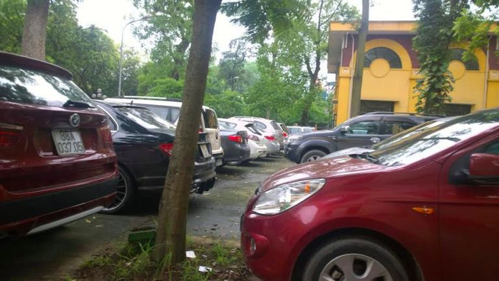 Sân trường chật ních xe ô tô khiến học sinh bị hạn chế nơi vui chơi Sân trường chật ních xe ô tô khiến học sinh bị hạn chế nơi vui chơi