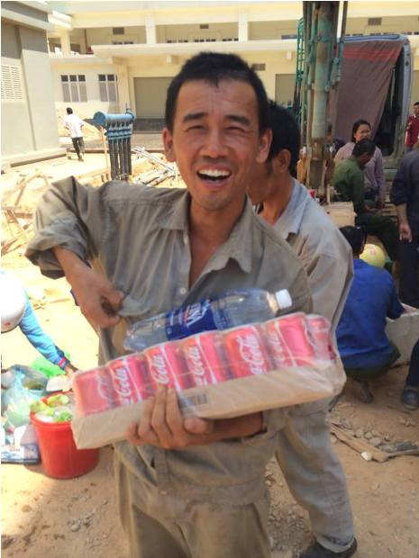 Niềm vui của người công nhân Trung Quốc đang làm việc tại Việt Nam Niềm vui của người công nhân Trung Quốc đang làm việc tại Việt Nam