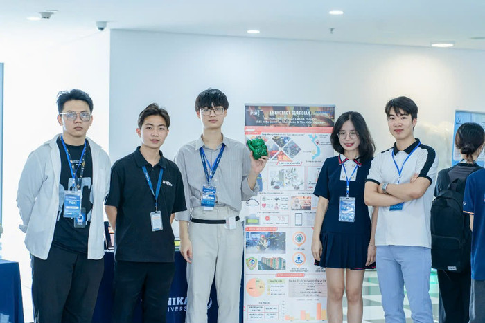 Nhóm sinh viên Trường Đại học Phenikaa thuyết trình về dự án Emergency Guardian - Hệ thống hỗ trợ khẩn cấp và theo dõi dấu hiệu sinh tồn cho chiến sĩ tìm kiếm cứu nạn. Ảnh: NVCC 391441e80e48b616ef59.jpg