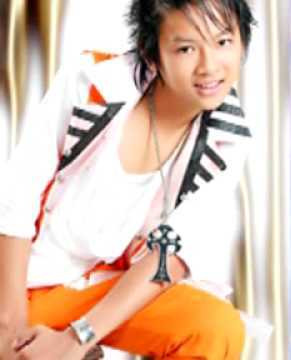 Hình ảnh Hoài Lâm với nghệ danh Tuấn Khang khi còn hát ở cùng công ty với HKT vài năm trước