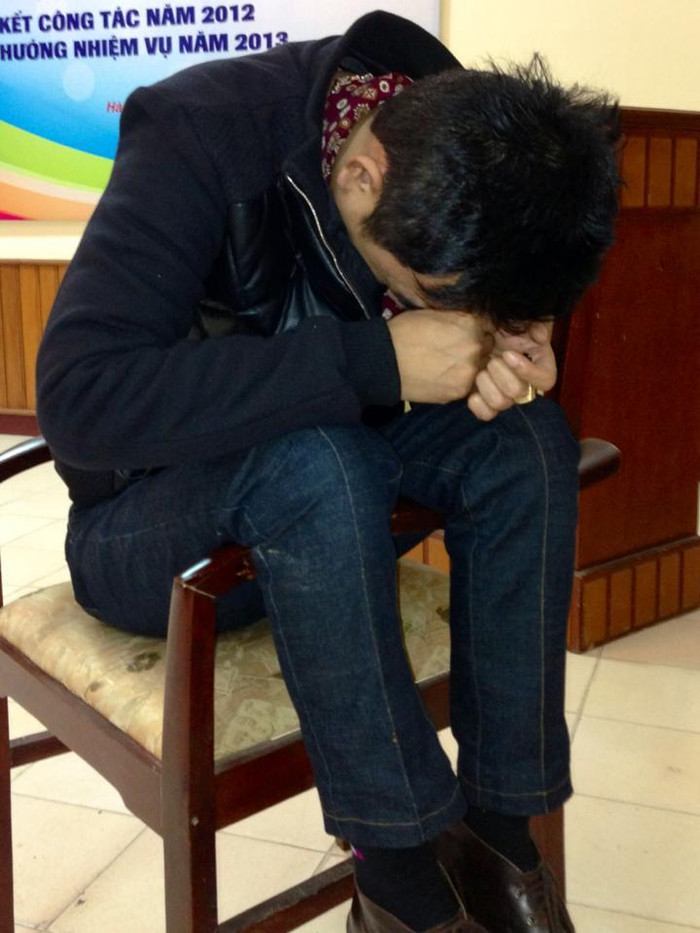 Một thành viên trong ê-kíp tranh thủ nghỉ ngơi tại buổi tập. Một thành viên trong ê-kíp tranh thủ nghỉ ngơi tại buổi tập.