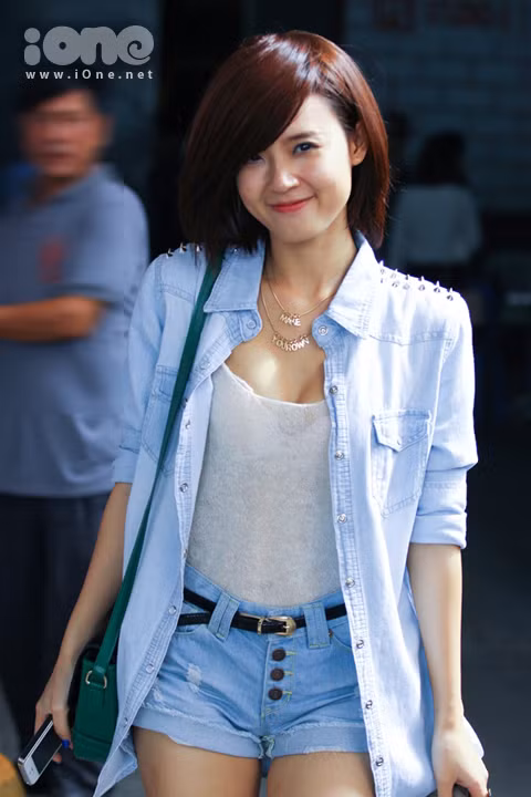 Bắt gặp ống kính, Midu khoe cười tươi rạng rỡ dù đã thấm mệt sau một ngày dài miệt mài trên trường quay.