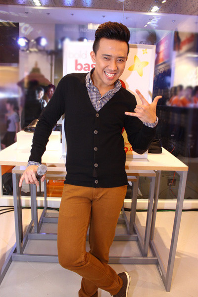 Trấn Thành làm MC, góp phần hoạt náo không khí thêm vui nhộn.