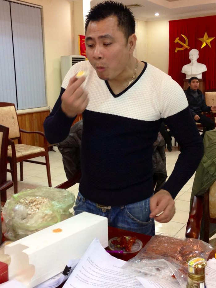 Tự Long tranh thủ nạp năng lượng. Tự Long tranh thủ nạp năng lượng.