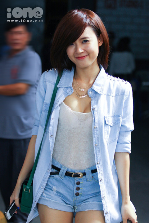 Bắt gặp ống kính, Midu khoe cười tươi rạng rỡ dù đã thấm mệt sau một ngày dài miệt mài trên trường quay. Bắt gặp ống kính, Midu khoe cười tươi rạng rỡ dù đã thấm mệt sau một ngày dài miệt mài trên trường quay.