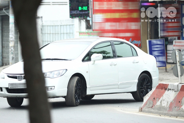 Hot girl sau đó một mình tự lái xe ra về. Hot girl sau đó một mình tự lái xe ra về.