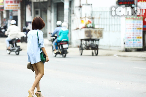 Phối đồ khá ăn ý thế nhưng vì chiếc quần khá ngắn nên trông từ phía sau, Midu “mặc mà như không mặc”. Phối đồ khá ăn ý thế nhưng vì chiếc quần khá ngắn nên trông từ phía sau, Midu “mặc mà như không mặc”.