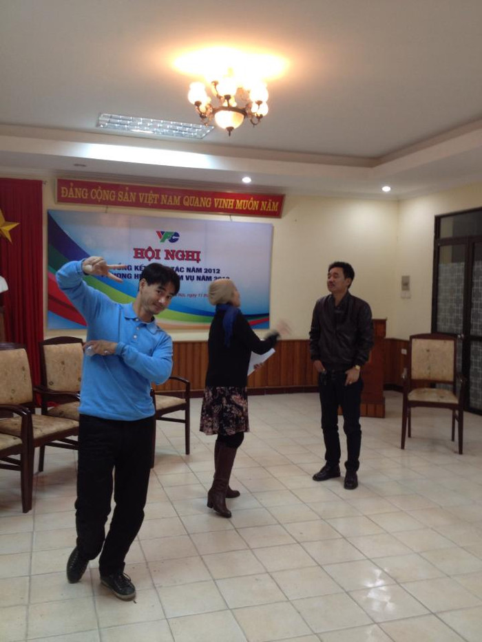 Xuân Bắc xì tin trước ống kính, trong khi Quốc Khánh, Minh Hằng học thoại. Xuân Bắc xì tin trước ống kính, trong khi Quốc Khánh, Minh Hằng học thoại.