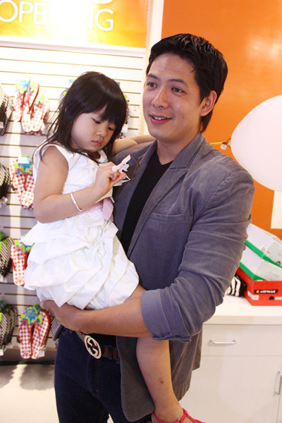 Cô bé An Nhiên không rời bố nửa bước, cứ bắt bố phải bế trên tay suốt cả thời gian diễn ra sự kiện.