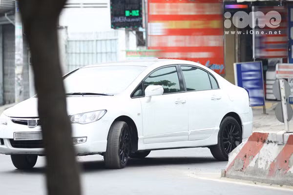 Hot girl sau đó một mình tự lái xe ra về.