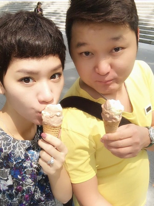 Chiếc nhẫn trên tay Trà My làm dấy lên nghi vấn cô sắp kết hôn Chiếc nhẫn trên tay Trà My làm dấy lên nghi vấn cô sắp kết hôn