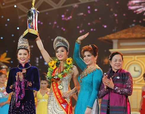 Hoa hậu Triệu Thị Hà trong giây phút đăng quang năm 2011 Hoa hậu Triệu Thị Hà trong giây phút đăng quang năm 2011