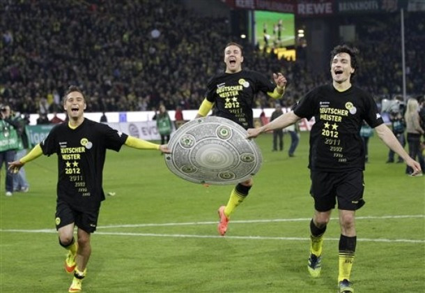 Các cầu thủ Dortmund bắt đầu ăn mừng chức vô địch