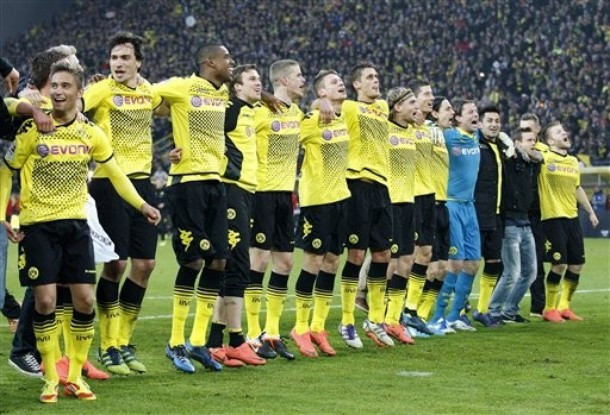 Các cầu thủ Dortmund bắt đầu ăn mừng chức vô địch