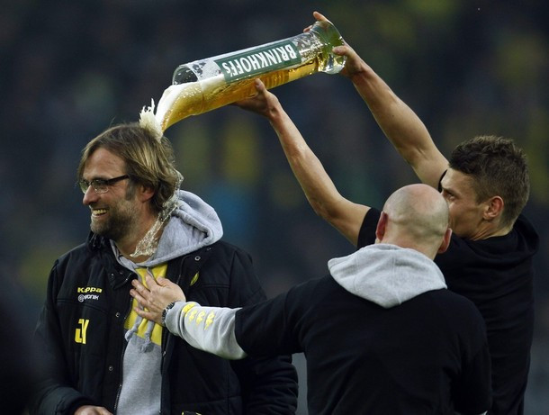 HLV Juergen Klopp cũng hòa mình cùng chung vui với các học trò
