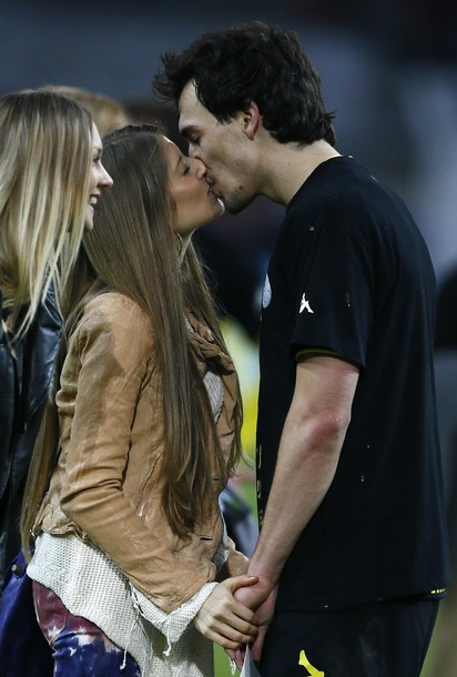 Mats Hummels được bạn gái giành tặng 1 nụ hôn rất ngọt ngào