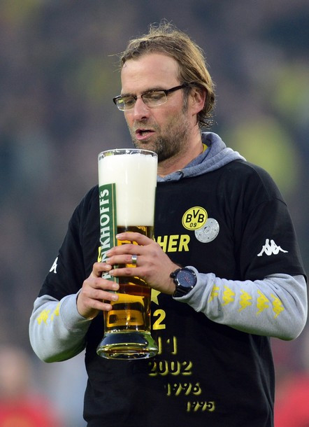 HLV Juergen Klopp cũng hòa mình cùng chung vui với các học trò