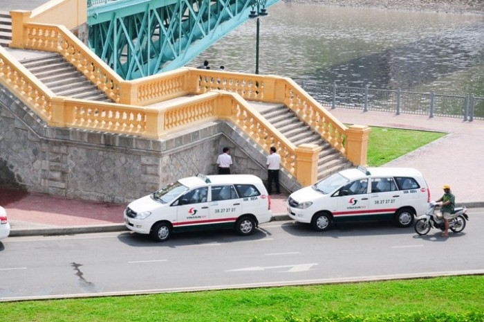 Chân cầu Mống (Đầu đường Võ Văn Kiệt, P.Bến Nghé, Q1, Tp.HCM) -Một địa điểm du lịch đẹp và nổi tiếng đã trở thành nơi lí tưởng cho các tài xế của taxi Vinasun đi vệ sinh vô tội vạ Chân cầu Mống (Đầu đường Võ Văn Kiệt, P.Bến Nghé, Q1, Tp.HCM) -Một địa điểm du lịch đẹp và nổi tiếng đã trở thành nơi lí tưởng cho các tài xế của taxi Vinasun đi vệ sinh vô tội vạ