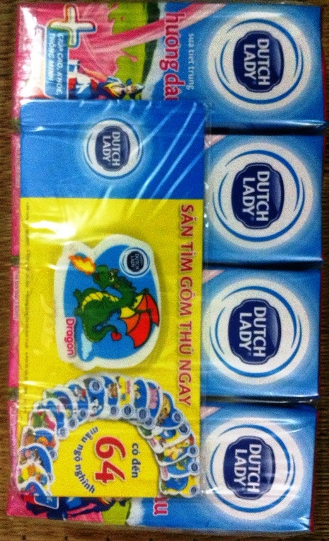 Nhiều trẻ đòi bố mẹ mua sữa Dutch Lady vì món quà tặng kèm hấp dẫn.