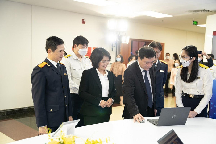 Các đại biểu trải nghiệm thực tế ứng dụng eTax Mobile bên ngoài Hội nghị Các đại biểu trải nghiệm thực tế ứng dụng eTax Mobile bên ngoài Hội nghị