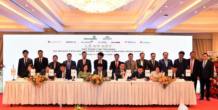 Ông Mai Văn Hà – Giám đốc Công ty CP thép Hòa Phát Dung Quất (ngồi thứ 5 từ trái sang) và đại diện 8 ngân hàng do Vietcombank làm đầu mối đồng tài trợ ký kết Hợp đồng tín dụng Ông Mai Văn Hà – Giám đốc Công ty CP thép Hòa Phát Dung Quất (ngồi thứ 5 từ trái sang) và đại diện 8 ngân hàng do Vietcombank làm đầu mối đồng tài trợ ký kết Hợp đồng tín dụng
